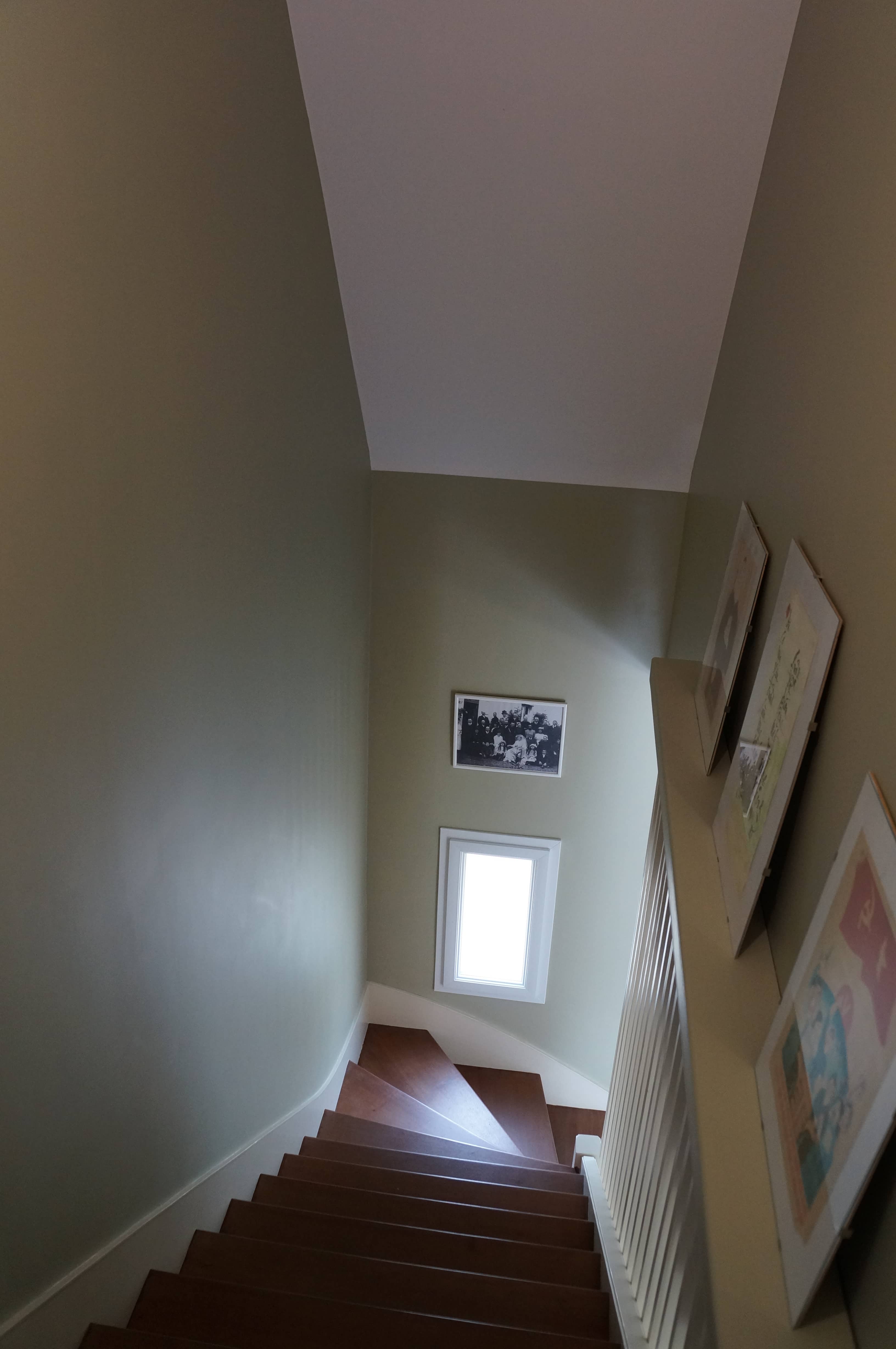 Peinture d’une cage d’escalier et d’un escalier à Vannes